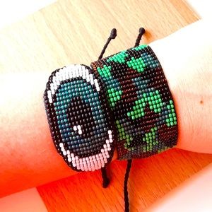 Adjustable camouflaged bracelet